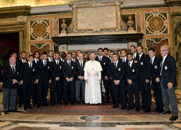 13 DE AGOSTO, 2013: El papa Francisco se reúne con el equipo nacional de Italia en El Vaticano.