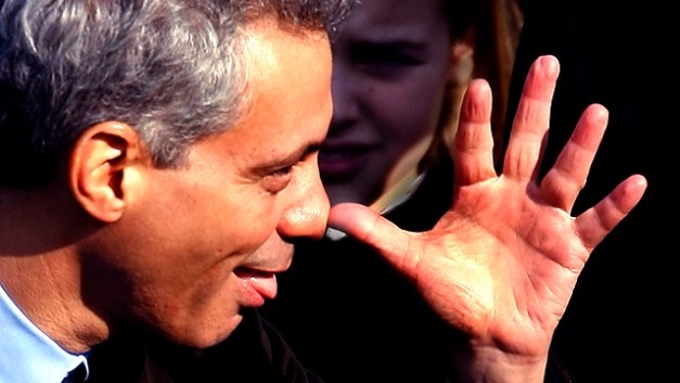 La portavoz de Emanuel, Sarah Hamilton, informó que los abogados del ayuntamiento pidieron a la Corte de Circuito del condado de Cook que fuerce a los miembros del Sindicato de Profesores de Chicago para que dejen los piquetes de huelga y vuelvan a las aulas.