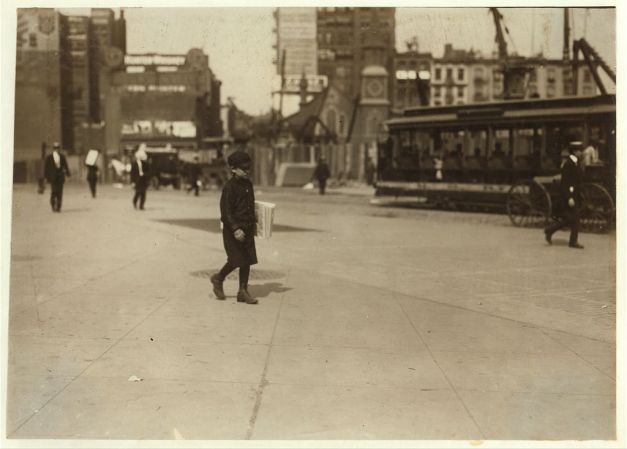 Venta de periódicos cerca de la terminal del puente en Manhattan.