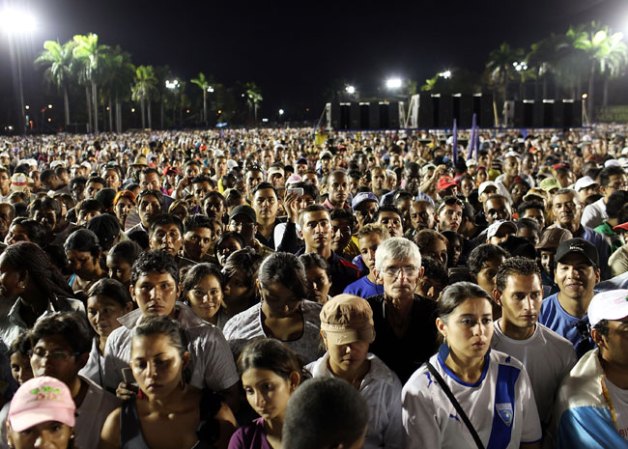 26 DE MARZO, 2012: La Plaza de la Revolución en Santiago, llena de fieles escuchando la misa papal, el 26 de marzo.