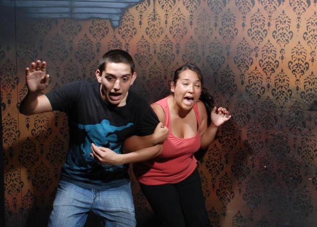 Fotos tomadas a quienes visitan la Casa del Horror Nightmares Fear Factory en Niagara Falls, Canadá, Lo que no se revela es la causa del espanto.