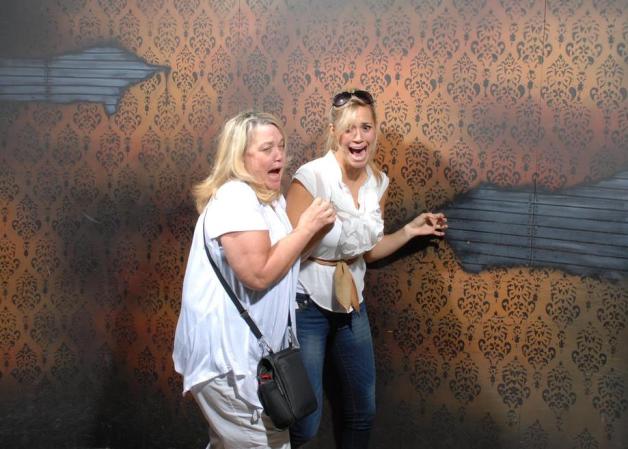 Fotos tomadas a quienes visitan la Casa del Horror Nightmares Fear Factory en Niagara Falls, Canadá, Lo que no se revela es la causa del espanto.