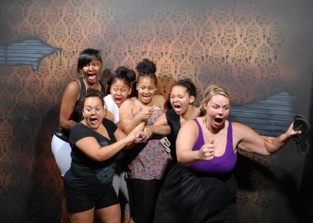 Fotos tomadas a quienes visitan la Casa del Horror Nightmares Fear Factory en Niagara Falls, Canadá, Lo que no se revela es la causa del espanto.