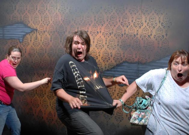 Fotos tomadas a quienes visitan la Casa del Horror Nightmares Fear Factory en Niagara Falls, Canadá, Lo que no se revela es la causa del espanto.