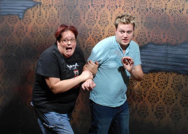 Fotos tomadas a quienes visitan la Casa del Horror Nightmares Fear Factory en Niagara Falls, Canadá, Lo que no se revela es la causa del espanto.