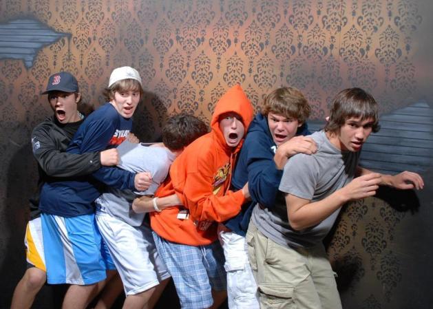 Fotos tomadas a quienes visitan la Casa del Horror Nightmares Fear Factory en Niagara Falls, Canadá, Lo que no se revela es la causa del espanto.