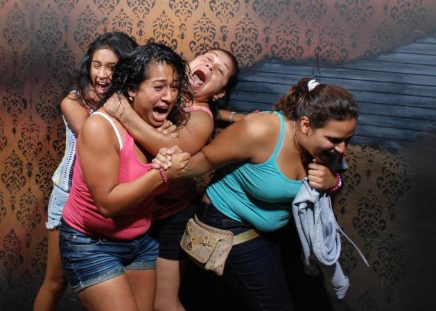 Fotos tomadas a quienes visitan la Casa del Horror Nightmares Fear Factory en Niagara Falls, Canadá, Lo que no se revela es la causa del espanto.