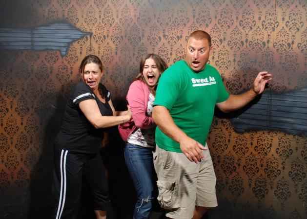 Fotos tomadas a quienes visitan la Casa del Horror Nightmares Fear Factory en Niagara Falls, Canadá, Lo que no se revela es la causa del espanto.