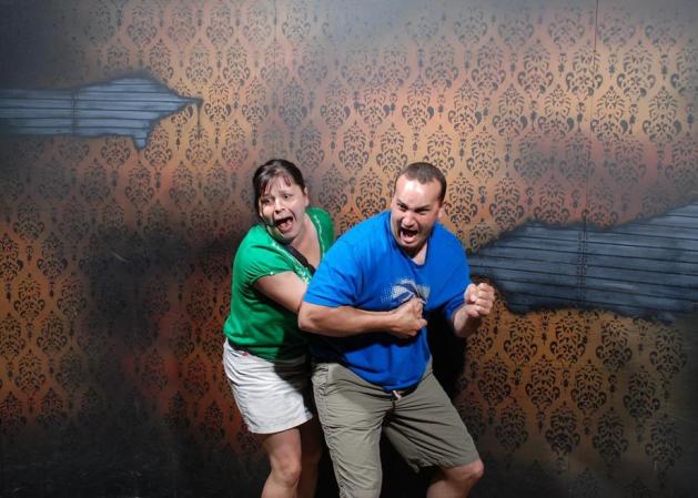 Fotos tomadas a quienes visitan la Casa del Horror Nightmares Fear Factory en Niagara Falls, Canadá, Lo que no se revela es la causa del espanto.