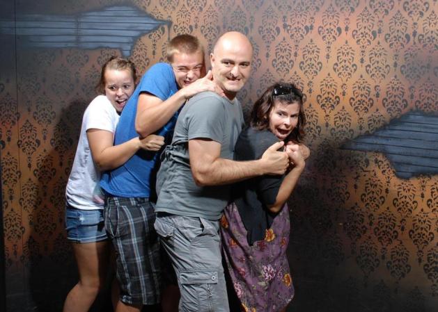Fotos tomadas a quienes visitan la Casa del Horror Nightmares Fear Factory en Niagara Falls, Canadá, Lo que no se revela es la causa del espanto.