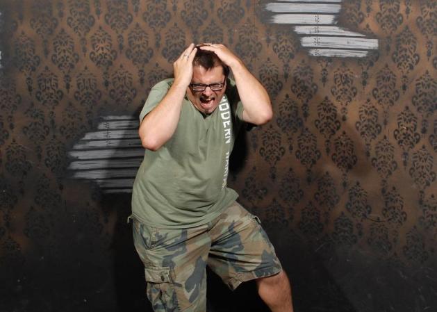 Fotos tomadas a quienes visitan la Casa del Horror Nightmares Fear Factory en Niagara Falls, Canadá, Lo que no se revela es la causa del espanto.