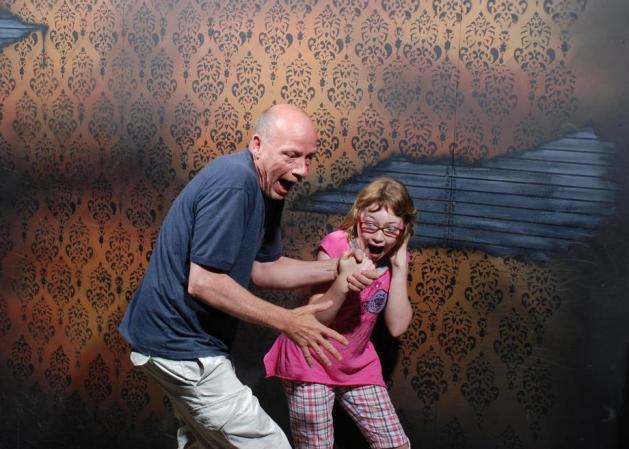 Fotos tomadas a quienes visitan la Casa del Horror Nightmares Fear Factory en Niagara Falls, Canadá, Lo que no se revela es la causa del espanto.