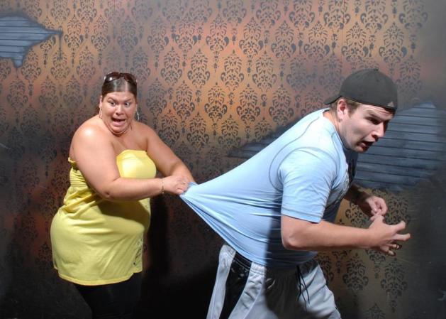 Fotos tomadas a quienes visitan la Casa del Horror Nightmares Fear Factory en Niagara Falls, Canadá, Lo que no se revela es la causa del espanto.