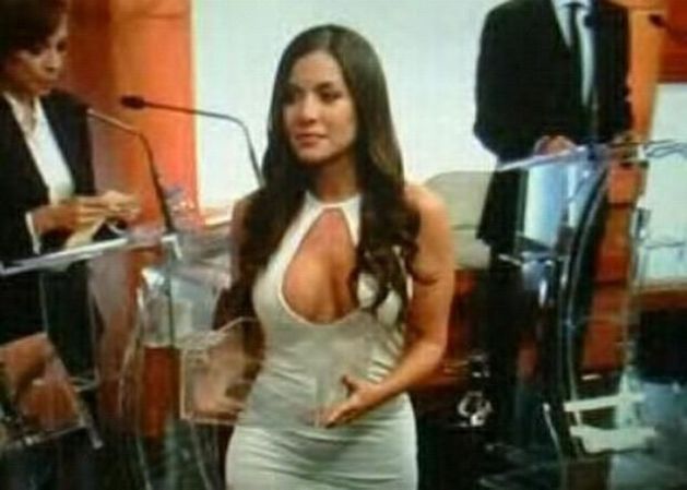 JULIO 2012 - A casi un mes de las elecciones en México, aún siguen las denuncias basadas en presuntas compras de votos en contra del PRI, partido de Enrique Peña Nieto y que el Instituto Federal Electoral, confirma con cifras, que es el presidente electo. De lo que no cabe dudas, es quién ganó uno de los debates televisados en México y traspasó las fronteras. Julia Orayen, la edecán traspasó barreras y todas las miradas confirman que lo que menos importó, fue el lenguaje verbal de los candidatos.