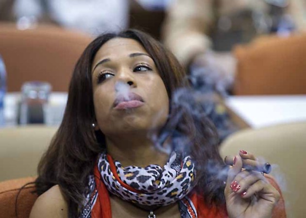 28 DE FEBRERO: Una mujer se fuma un habano durante el XV Festival del Tabaco.