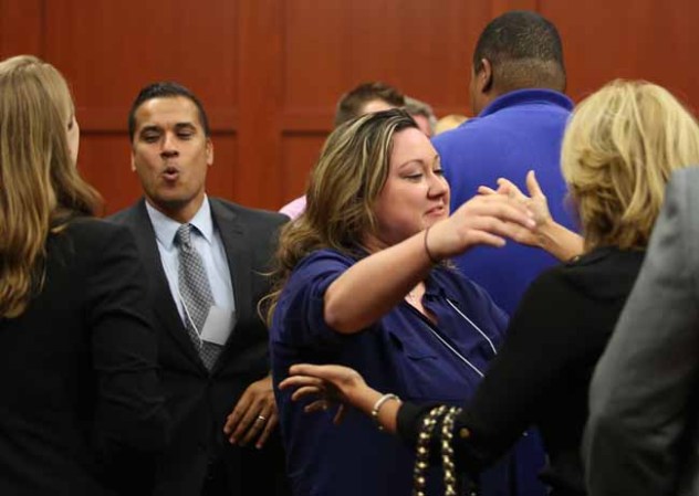 Zimmerman y familiares celebran veredicto en corte.