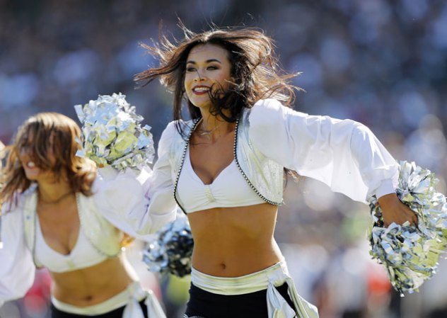Las porristas de la NFL y del "football" universitario asombran con su belleza y su energía.