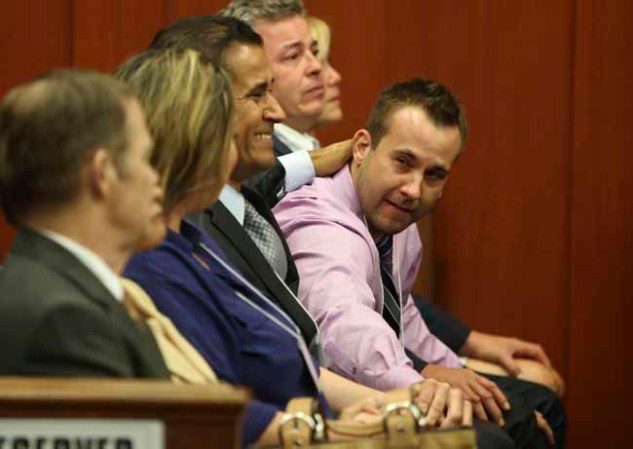 Familiares de Zimmerman celebran en corte.