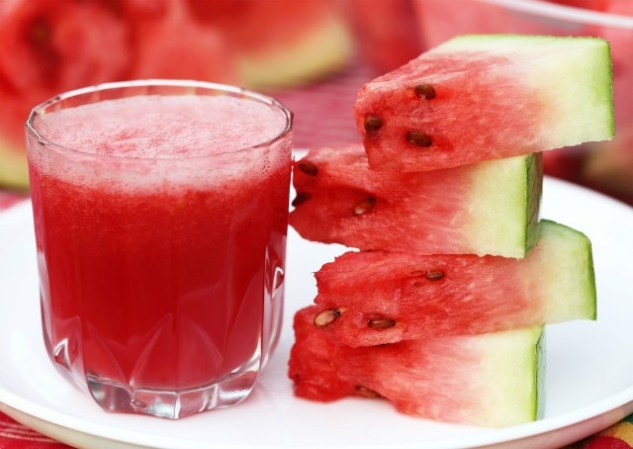 8. Mito de la sandía en la noche. Como se trata de una fruta fría, no debes comerla después de las 5 pm o te enfermarás del estómago.