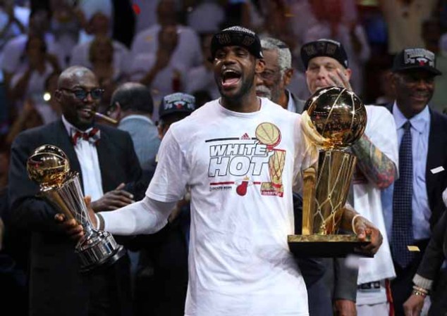 LeBron James #6 del Miami Heat celebra la victoria sobre San Antonio Spurs 95-88.