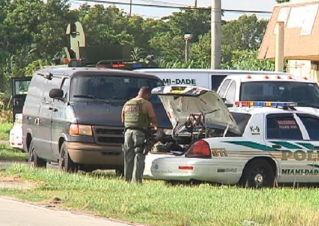 Fotos de la búsqueda de un hombre acusado de secuestro y de haber disparado contra una sargento de la policia en el sur de Miami-Dade.