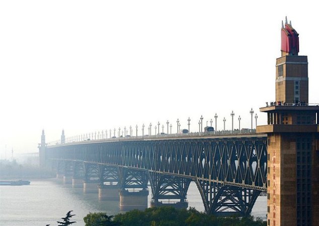 EL PUENTE NANJING, CHINA: Se han contado más de 2,000 suicidios entre el 1968 y el 2006.