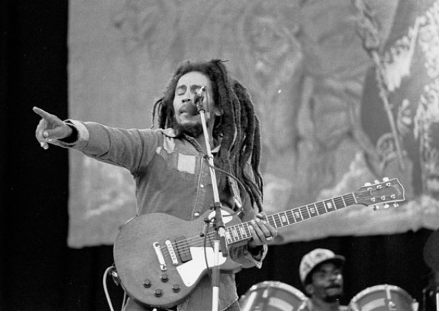 La leyenda del reggae Bob Marley (1945-1981) falleció con tan sólo 36 años luego de que un cáncer se esparciera por su cuerpo. Murió en Miami, sin poder llegar de regreso a su natal Jaimaca.