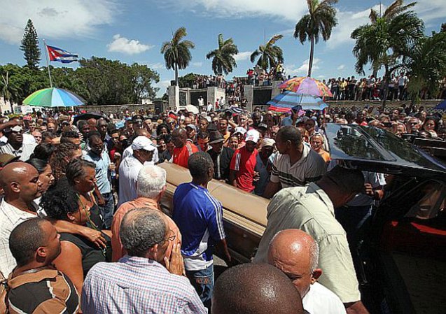 12 DE JUNIO, 2012: El campeón olímpico en boxeo y leyenda del deporte Teófilo Stevenson es enterrado en La Habana tras fallecer de un infarto un día antes.