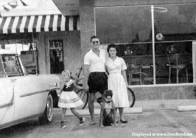 A finales de los 50, Charles y Billie Bechter posan frente al Dairy Queen y restaurante Pappee's en la E. 4th Avenue.
