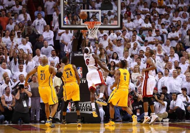 El Heat de Miami derrota espectacularmente a los Peacers de Indiana en tiempo extra 103-102 con soberbia canasta de Lebron James.