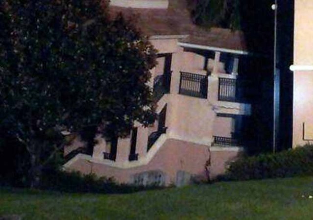 Un deslizamiento de tierra masivo en una sección de un complejo de villas cerca de Disney World en la Florida central colapsó parcialmente la madrugada de este lunes.