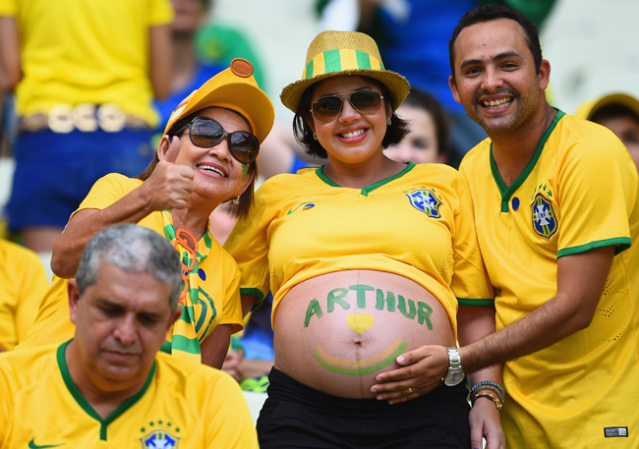 Los fans del partido de México contra Brasil también fueron parte del espectáculo.