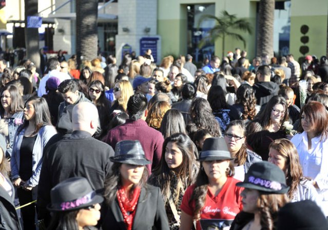 Admiradores de Jenni Rivera participan fuera del Gibson Amphitheatre de Los Angeles en la despedida de la Diva de la Banda.