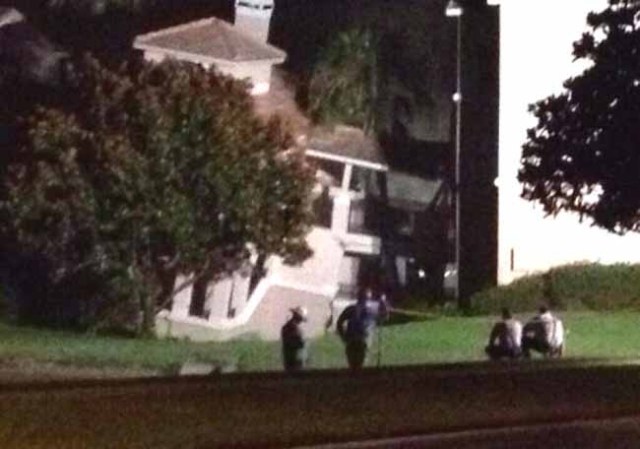 Un deslizamiento de tierra masivo en una sección de un complejo de villas cerca de Disney World en la Florida central colapsó parcialmente la madrugada de este lunes.