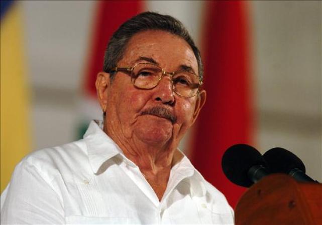 1 DE JULIO, 2013:Raúl Castro, saludó hoy en La Habana al jefe del Estado Mayor General del Ejército Popular de Corea del Norte, Kim Kyok Sik, y la delegación que le acompaña en su visita a la isla.