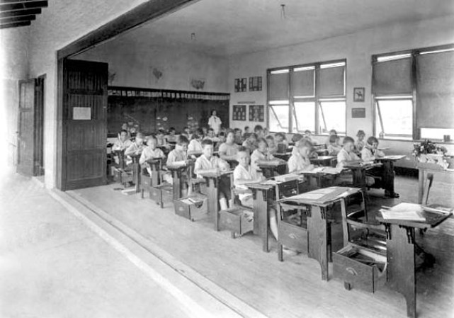 Imagen de 1924 del interior de la escuela.