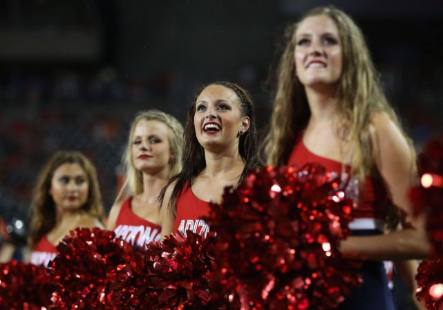 Las porristas de la NFL y del "football" universitario asombran con su belleza y su energía.