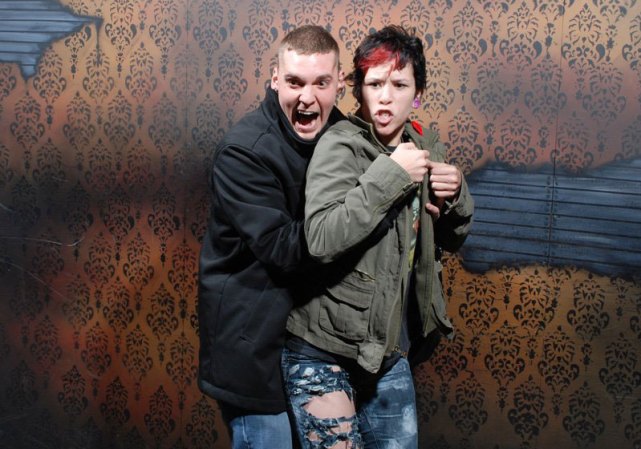 Fotos tomadas a quienes visitan la Casa del Horror Nightmares Fear Factory en Niagara Falls, Canadá, Lo que no se revela es la causa del espanto.