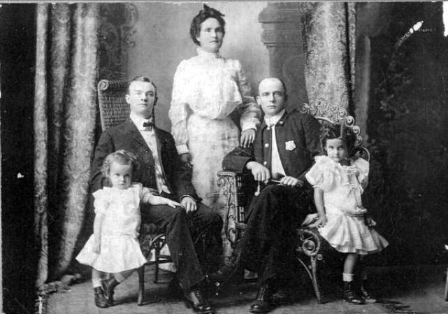 El jefe de la policía de Key West Clarence Keitt Till (en la imagen con su familia) fue asesinado a tiros el 7 de marzo de 1904 por Herbert "Dutchy" Melbourne, a quien intentaba arrestar por estar borracho y alterar el orden público. Melbourne sólo pasó un año preso gracias a un tecnicismo legal.