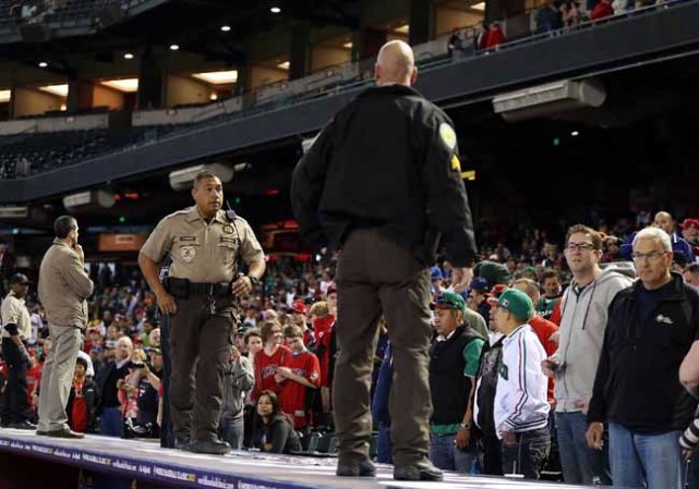 Agentes de la policía de Phoenix entraron al campo para tranquilizar los ánimos y al final permitir que concluyese el partido sin más incidentes.