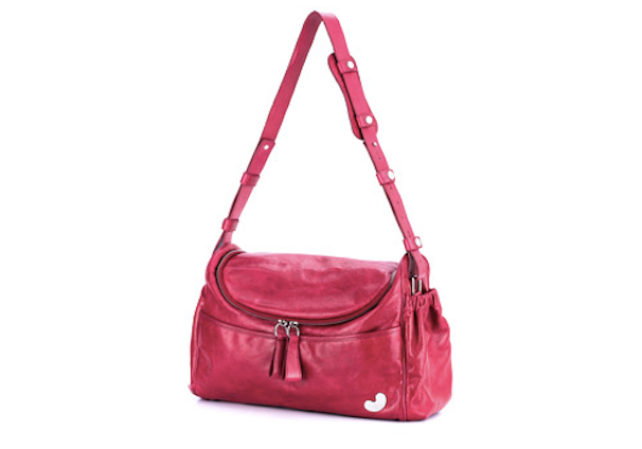 Con ocho bolsas interiores, dos bolsas que cierran con velcro, forro resistente al agua, y dos bolsas exteriores que se cierran con zipper (perfectas para poner la billetera y tu celular), esta pañalera es al mismo tiempo una bolsa que puedes combinar con los colores de la primavera. La encuentras en tribebags.com a $500