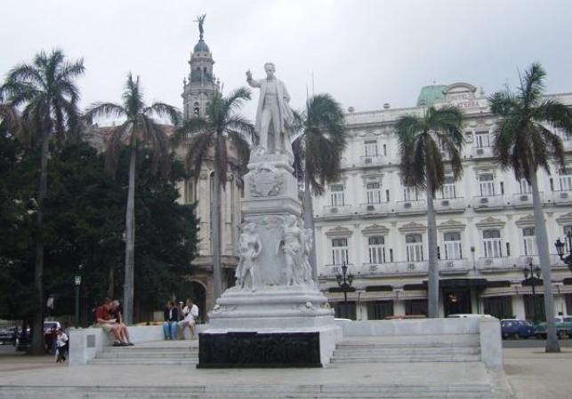 El hombre senalando al lugar equivocado, MARTI MIJO SENALA MEJOR AL NORTE