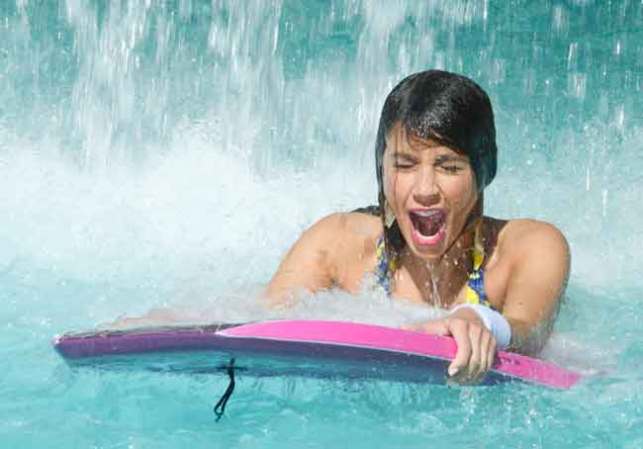 Entre desfile y desfile las candidatas a Miss USA toman el sol y practican juegos de agua.