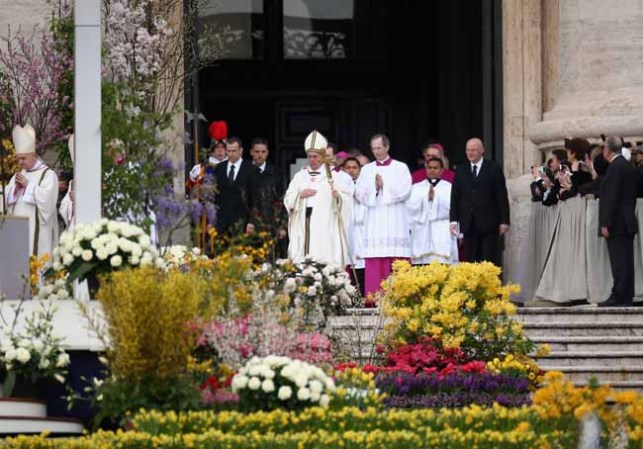 VATICAN CITY, VATICAN - MARCH 31: Pope Francis prior to delivering his first 'Urbi et Orbi' blessing from the balcony of St. Peter's Basilica during Easter Mass on March 31, 2013 in Vatican City, Vatican. Pope Francis delivered his message to the gathered faithful from the central balcony of St. Peter's Basilica in St. Peter's Square after his first Holy week as Pontiff. (Photo by Dan Kitwood/Getty Images)