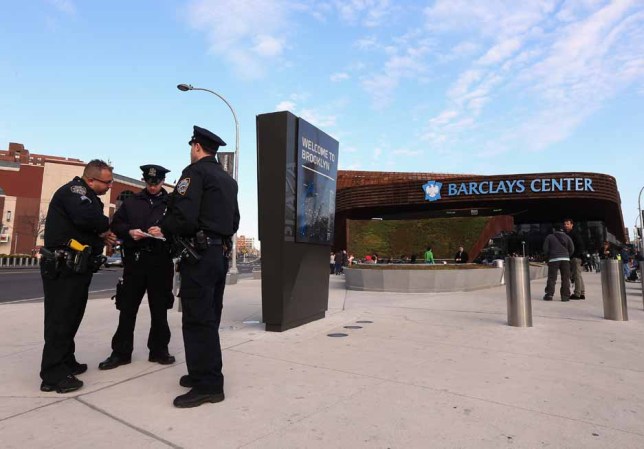 Los agentes policiales en las afueras del estadio Barclays, alertas ante cualquier situación de riesgo.