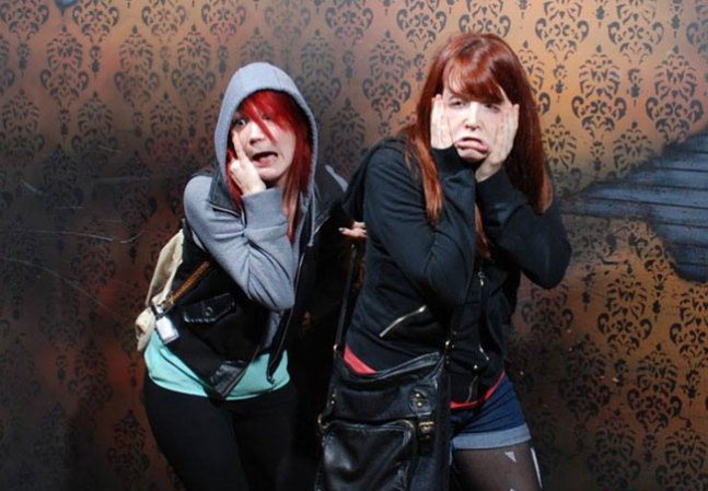 Fotos tomadas a quienes visitan la Casa del Horror Nightmares Fear Factory en Niagara Falls, Canadá, Lo que no se revela es la causa del espanto.