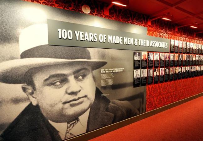 Una de las paredes del museo ofrece imágenes de los pandilleros más conocidos (y nocivos) del siglo XX.