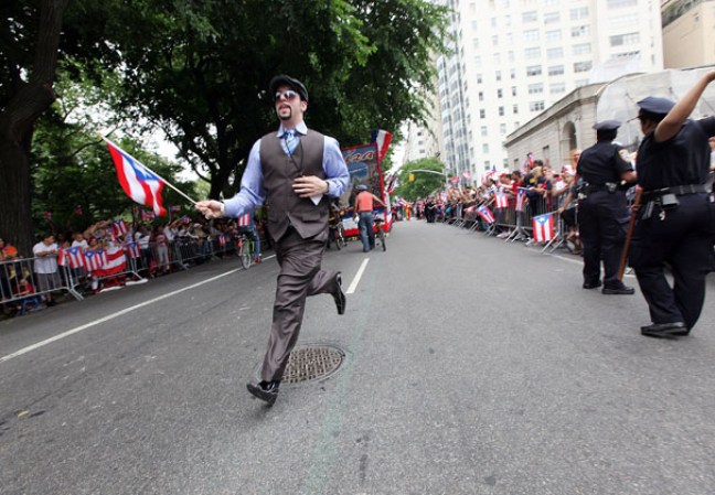 Sin embargo, el desfile se distingue por ser muy colorido. Adultos y niños disfrutan del evento, siempre escoltados por agentes de la policía de Nueva York que garantizan su seguridad.