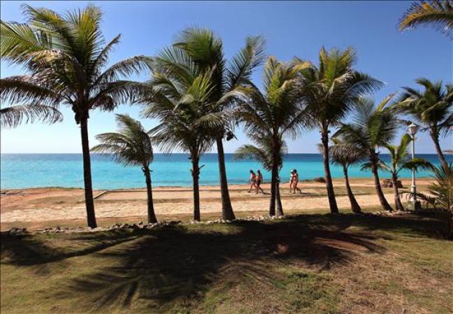 10 NOV, 2013- La aerolínea polaca LOT inició este fin de semana los vuelos chárter directos al balneario turístico de Varadero, primer polo de sol y playas de Cuba, informaron hoy medios locales.