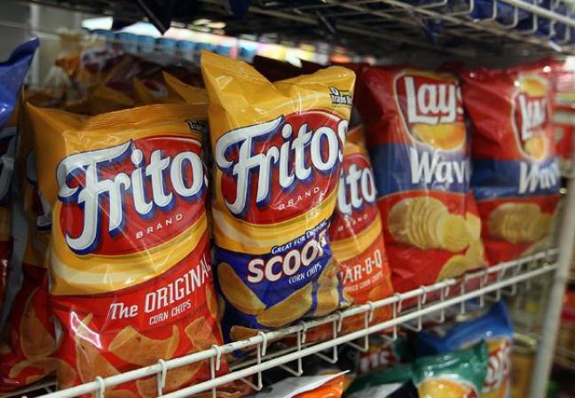 Frito Lays: No se sabe si es la economía o la desesperacón, pero una mujer de Oklahoma City fue arrestada a punto de tener sexo a cambio de una caja de Frito Lays.